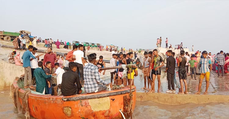 ছুটির দিনে মিরসরাই-সীতাকুন্ডে মানুষের ভিড়