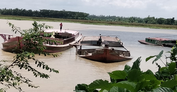 দেদারসে বালু উত্তোলন, ফেনী নদীতে বিলীন হচ্ছে ফসলি জমি
