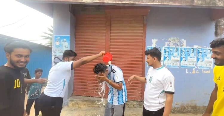 দুধ দিয়ে গোসল করে আর্জেন্টিনা ছেড়ে ব্রাজিলের সমর্থক হলেন যুবক