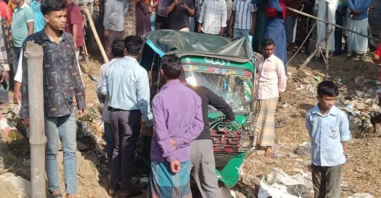 মিরসরাইয়ে থেমে থাকা সিএনজিতে ট্রাকের ধাক্কা, শিক্ষার্থীসহ নিহত ২