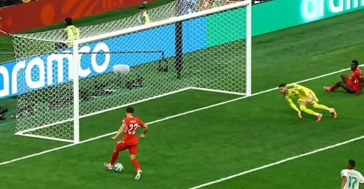 এমন গোলও কেউ মিস করে!