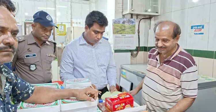 মিষ্টির শিরায় তেলাপোকার বিষ্ঠা, দুই প্রতিষ্ঠানকে জরিমানা