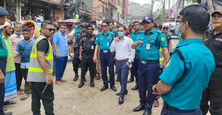 রাস্তায় মালামাল রেখে যান চলাচলে বিঘ্ন সৃষ্টি, চারজনকে জরিমানা