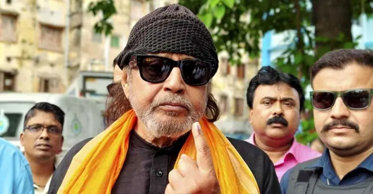 সাধারণ ভোটারের লাইনে মিঠুন, ভোটের পর যে বার্তা দিলেন