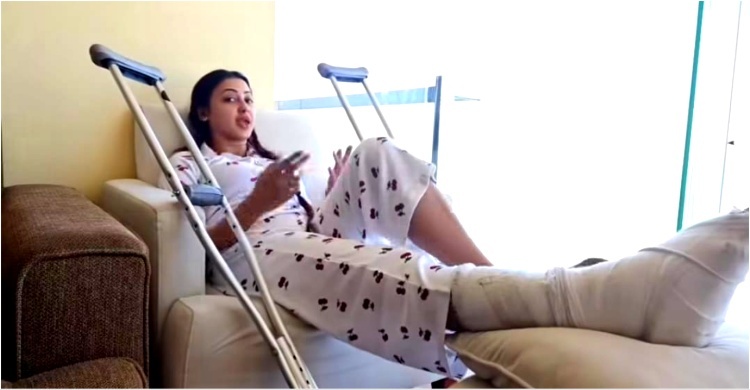 পা ভেঙে বিশ্রামে জাহারা মিতু, কাজে ফিরতে নির্বাচনের অপেক্ষায়