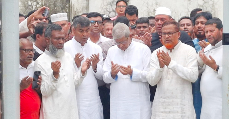 নিহত শিক্ষার্থীদের কবর জিয়ারত করলেন মির্জা ফখরুল
