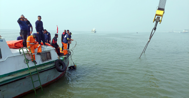 ৭ দিনেও উদ্ধার হয়নি ডুবে যাওয়া ফেরি