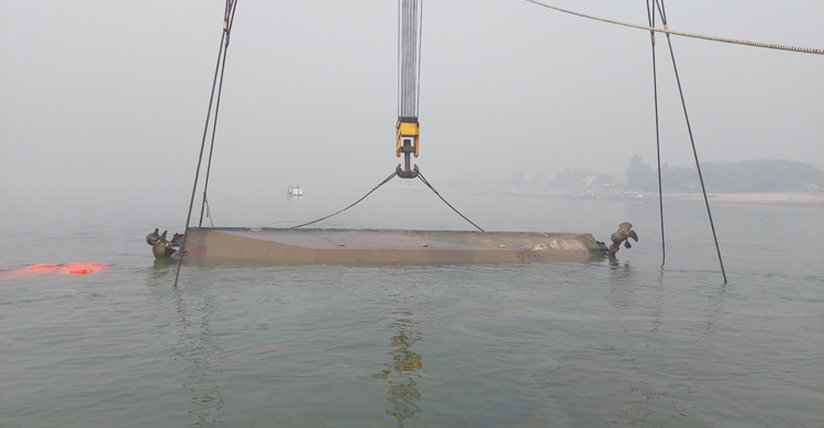 পাটুরিয়ায় সোজা করা হচ্ছে উল্টে যাওয়া ফেরি