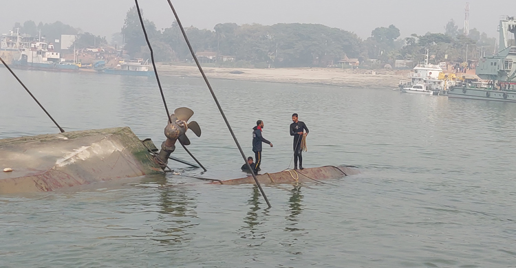 পাটুরিয়ায় সোজা করা হচ্ছে উল্টে যাওয়া ফেরি
