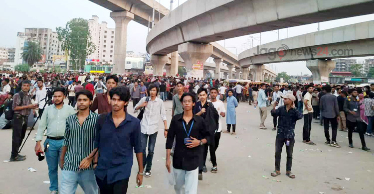 বাইরে শিক্ষার্থীদের বিক্ষোভ, এখনো অবরুদ্ধ দুই উপদেষ্টা-প্রেস সচিব