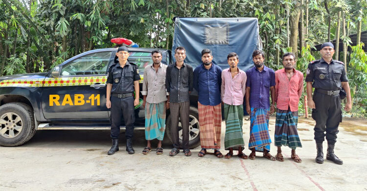 নোয়াখালীতে অস্ত্রসহ ছয় যুবক গ্রেফতার