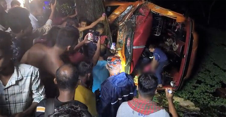 নিয়ন্ত্রণ হারিয়ে বাস খাদে পড়ে নারী নিহত, আহত ৩০