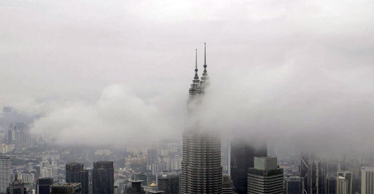 কুয়াশাচ্ছন্ন কুয়ালালামপুর উপভোগে নগরবাসী