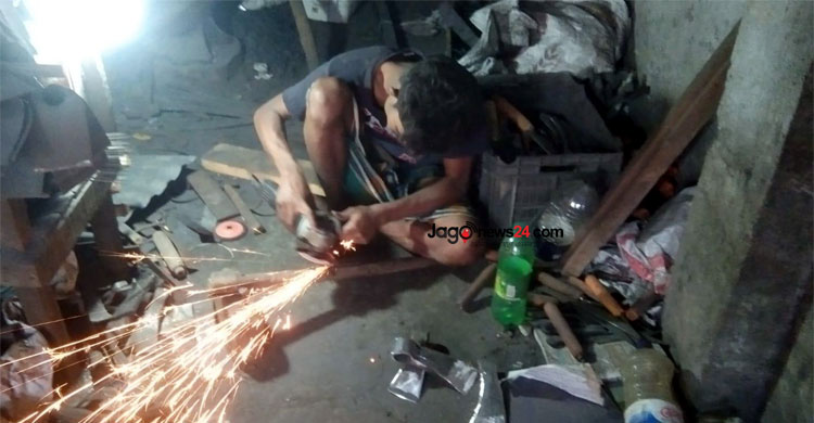 টুং-টাং শব্দে মুখর কামারপাড়া