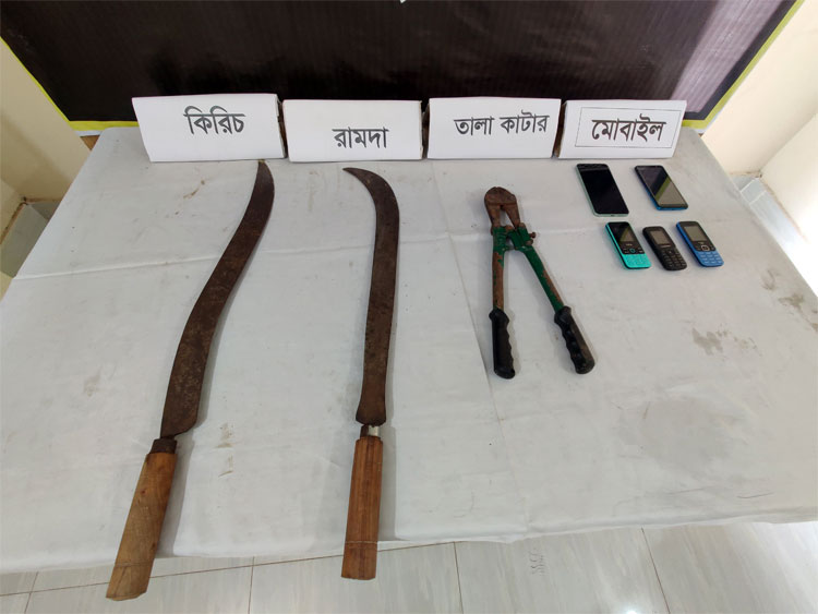 নোয়াখালীতে অস্ত্রসহ ছয় যুবক গ্রেফতার