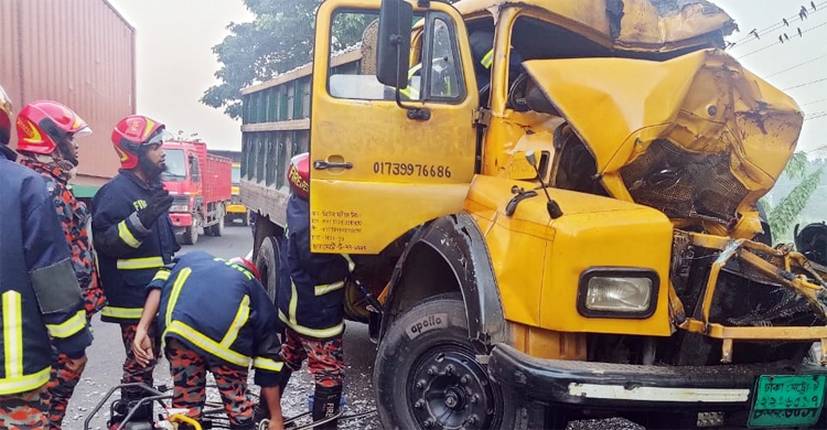 দাঁড়িয়ে থাকা ট্রাকে আরেক ট্রাকের ধাক্কা, হেলপার নিহত
