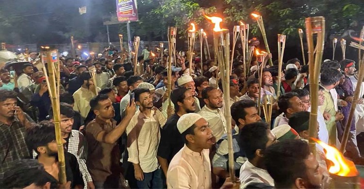 মিটফোর্ডে ব্যবসায়ী হত্যার প্রতিবাদে শাহবাগে মশাল মিছিল