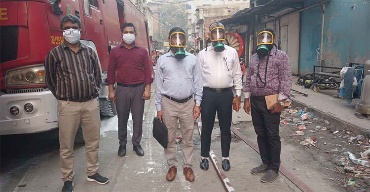 মিরপুরে অগ্নিকাণ্ডের ঘটনাস্থল পরিদর্শনে কেমিক্যাল করপোরেশনের টিম