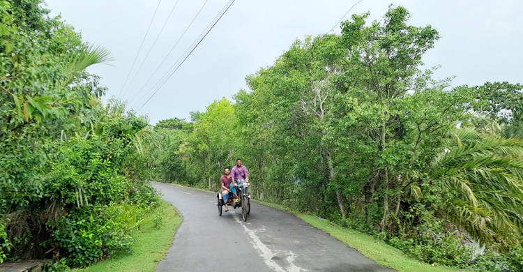 বৃষ্টি-ঝোড়ো হাওয়ায় কমলো মোংলা উপকূলের তাপমাত্রা