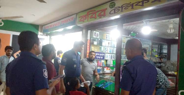 তালা কেটে তিন দোকানের ১৩৮ স্মার্টফোন চুরি