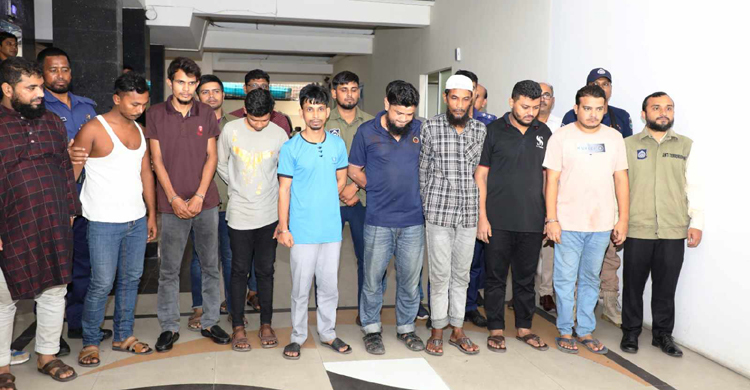 মুসল্লিদের টার্গেট করে মোবাইল চুরি করতেন তারা