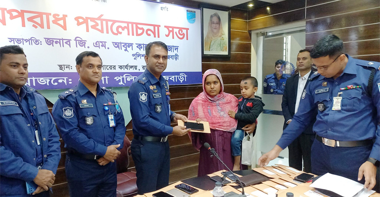 রাজবাড়ীতে হারানো একশো মোবাইল ফোন মালিককে ফিরিয়ে দিলো পুলিশ