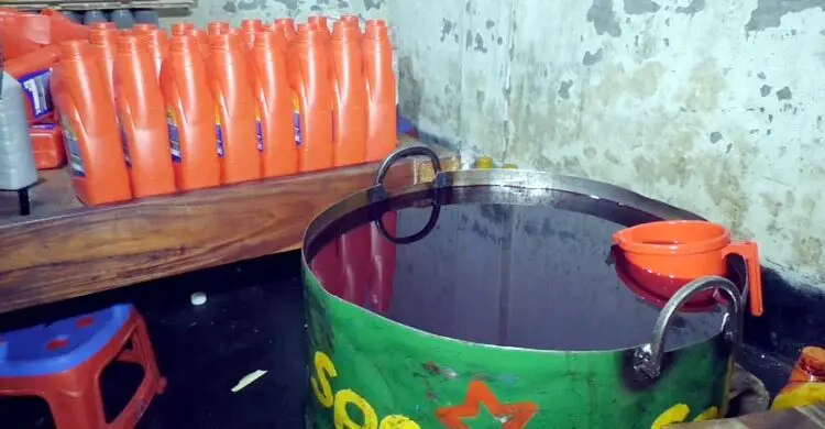 যশোরে ভেজাল মবিল তৈরি, কারখানা মালিকের লাখ টাকা জরিমানা