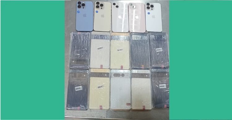 দুবাই থেকে আসা যাত্রীর কাছ থেকে ১০ লাখ টাকার সিগারেট, স্মার্টফোন জব্দ