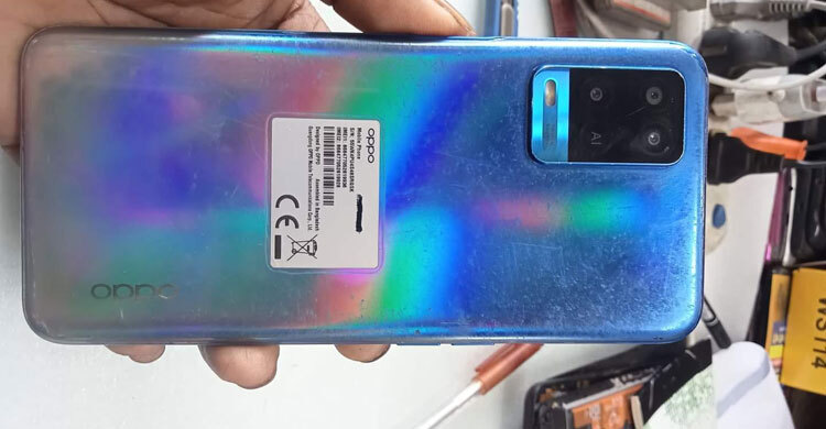 মোবাইল বিক্রি করতে এসে পালিয়ে গেলেন বিক্রেতা