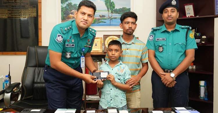 হারানো ১৬০ মোবাইল উদ্ধার করে মালিকদের বুঝিয়ে দিলো ডিএমপি