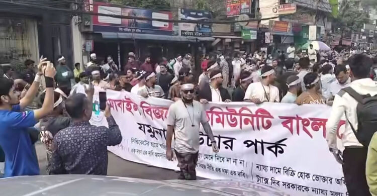 Mobile phone traders block road outside Jamuna Future Park