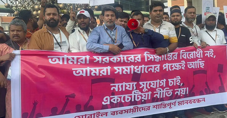 বিটিআরসির সঙ্গে বৈঠকে মোবাইল ফোন ব্যবসায়ীরা