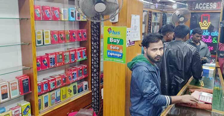 বগুড়ায় দোকানের শাটার খুলে ৪০ লাখ টাকার মোবাইল লুট