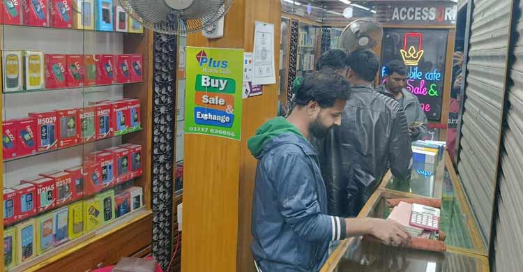 বগুড়ায় দোকানের শাটার খুলে ৪০ লাখ টাকার মোবাইল লুট