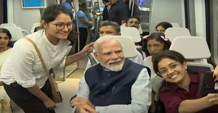 জন্মদিনে মেট্রোয় মোদী, যাত্রীদের সঙ্গে সেলফি