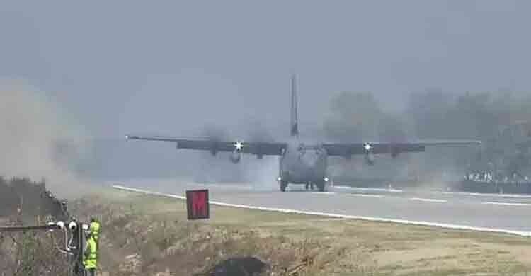 মোদীকে নিয়ে মহাসড়কে নামলো উড়োজাহাজ