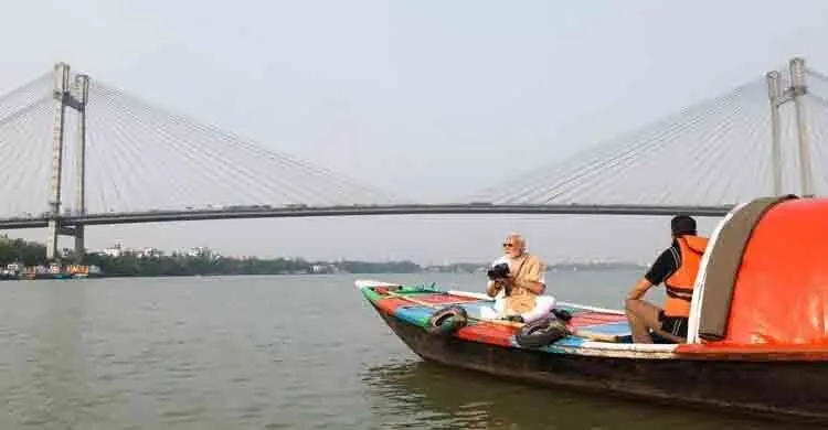 পশ্চিমবঙ্গে নির্বাচনি প্রচারে এসে নৌবিহারে মোদী