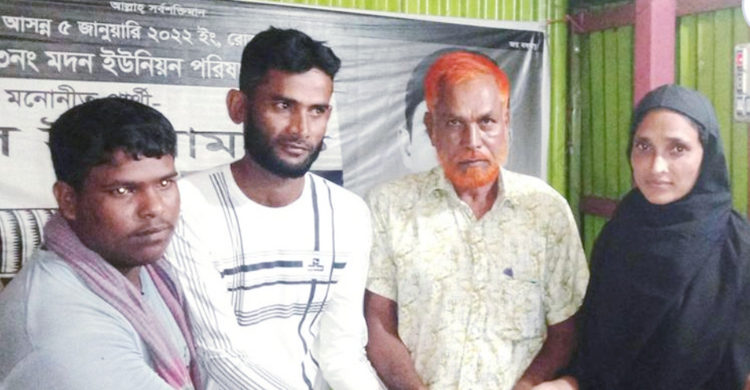 যাত্রীর ফেলে যাওয়া লক্ষাধিক টাকা ফেরত দিলেন ইজিবাইক চালক