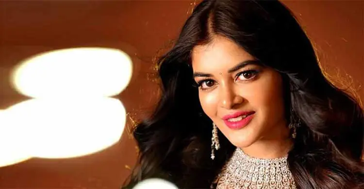 গুরুতর অসুস্থ হয়ে হাসপাতালে মধুমিতা