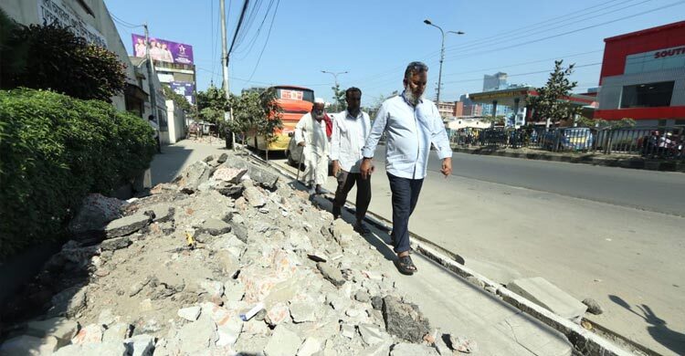ভাঙা ফুটপাত, গর্ত আর ধুলায় নাজেহাল পথচারীরা