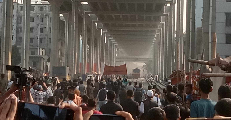 মহাখালীতে ট্রেন আটকে দিলেন তিতুমীরের শিক্ষার্থীরা