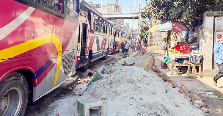 ভাঙা ফুটপাত, গর্ত আর ধুলায় নাজেহাল পথচারীরা