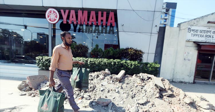 ভাঙা ফুটপাত, গর্ত আর ধুলায় নাজেহাল পথচারীরা