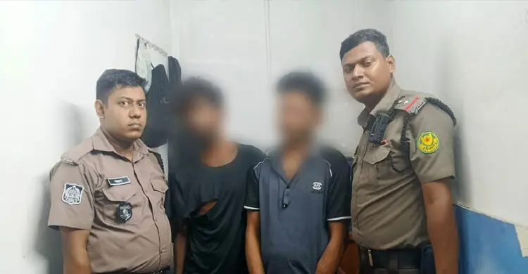 মোহাম্মদপুরে আইফোন নিয়ে পালানোর চেষ্টা, দুজনকে দৌড়ে ধরলো পুলিশ-জনতা