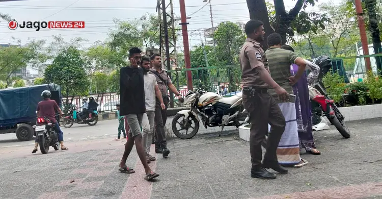 ‘পুলিশ বলছে, অপরাধ যেহেতু করেছে একটা শিক্ষা দেওয়া লাগবে’