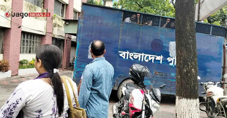 ‘পুলিশ বলছে, অপরাধ যেহেতু করেছে একটা শিক্ষা দেওয়া লাগবে’