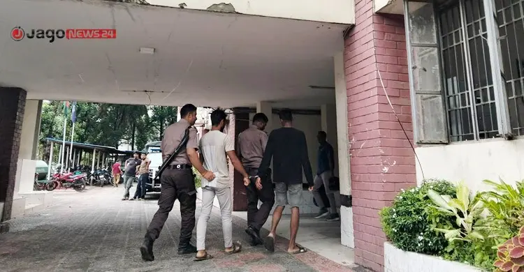 ‘পুলিশ বলছে, অপরাধ যেহেতু করেছে একটা শিক্ষা দেওয়া লাগবে’