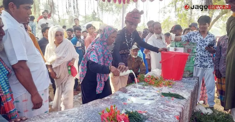 শাবল-কোদালের কোপে ক্ষতিগ্রস্ত প্রাচীন পোড়া ইটের চিহ্ন