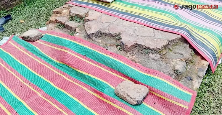 শাবল-কোদালের কোপে ক্ষতিগ্রস্ত প্রাচীন পোড়া ইটের চিহ্ন