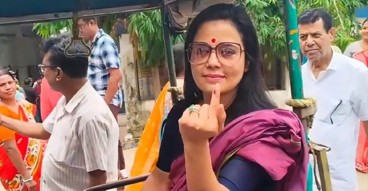 তৃণমূলের নারী এমপির দিকে ছোড়া হলো পচা ডিম-বেগুন, ‘চোর চোর’ স্লোগান